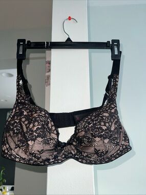 Frederick’s of hollywood  Cream And Black Lace push up Underwire bra Size 40B